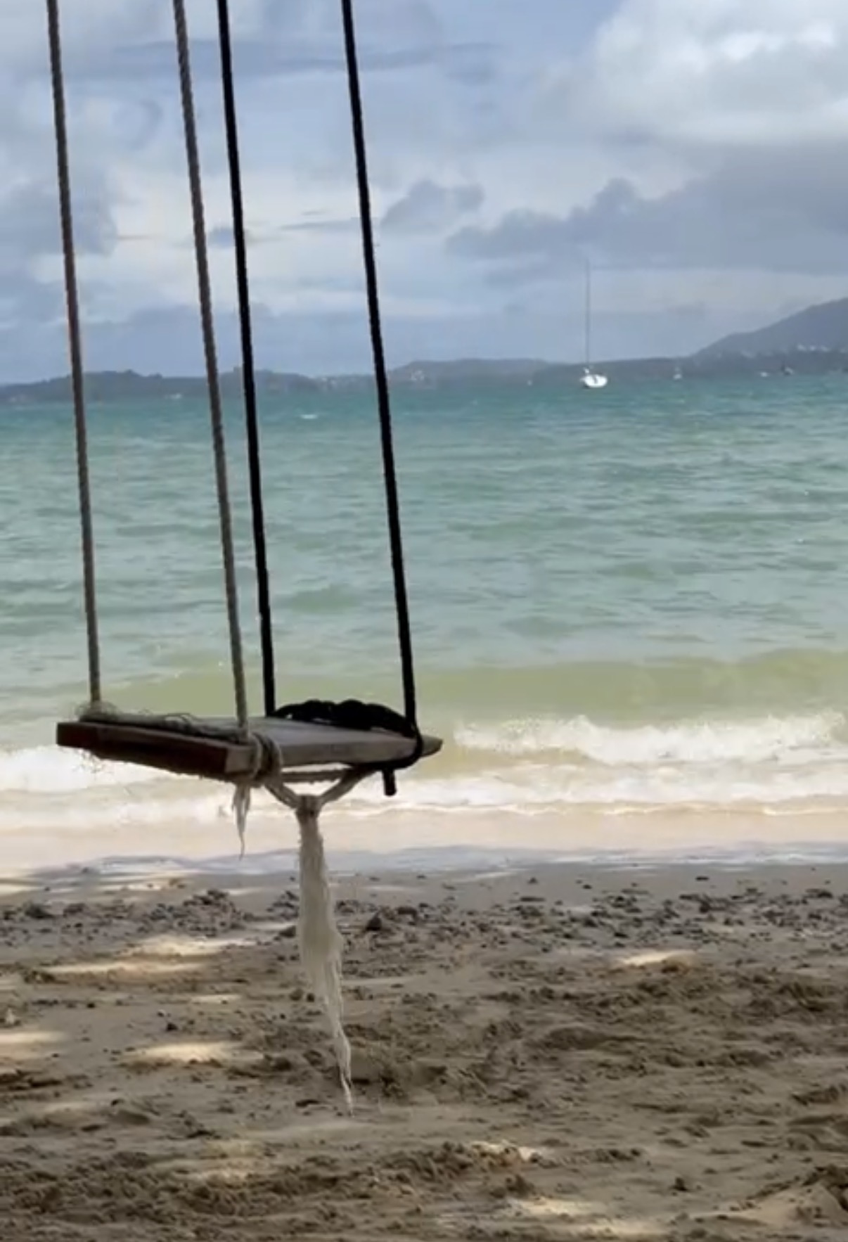 Huśtawka na plaży nad morzem