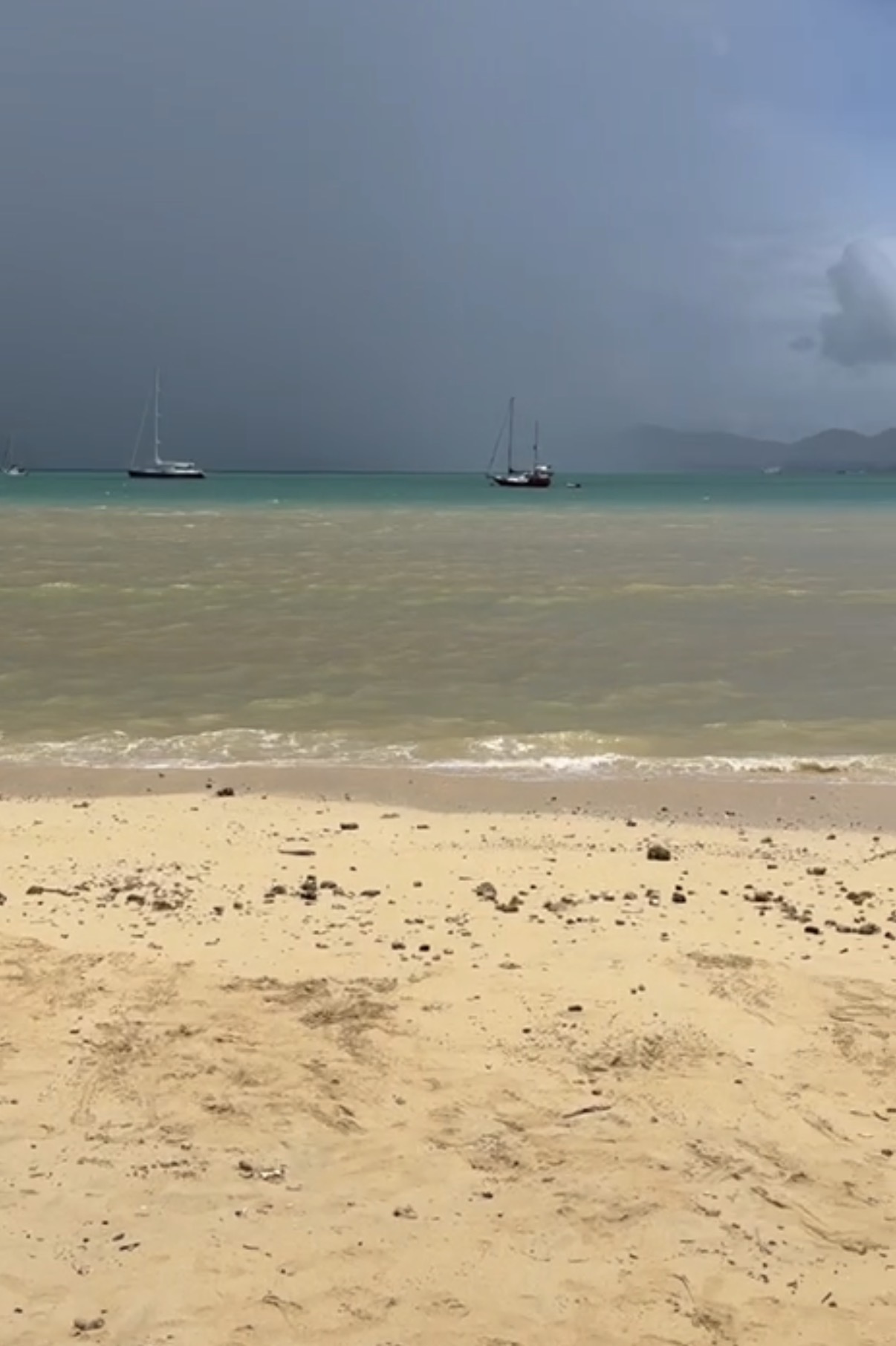 Plaża z łódkami na horyzoncie