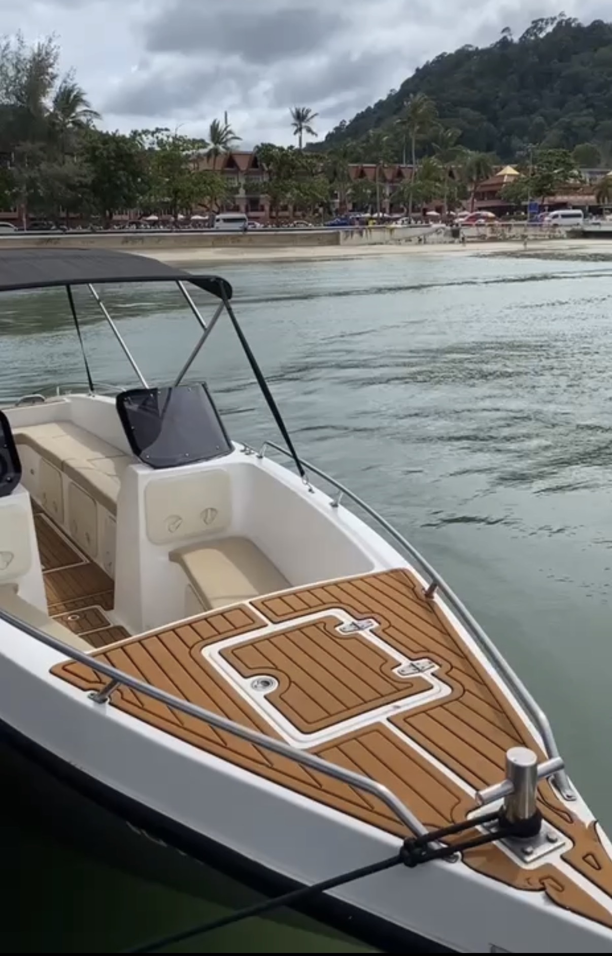 Łódź motorowa na wodzie