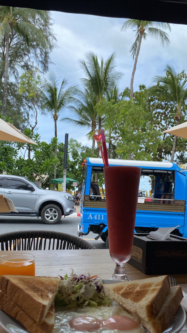 Kawiarnia z widokiem na palmy