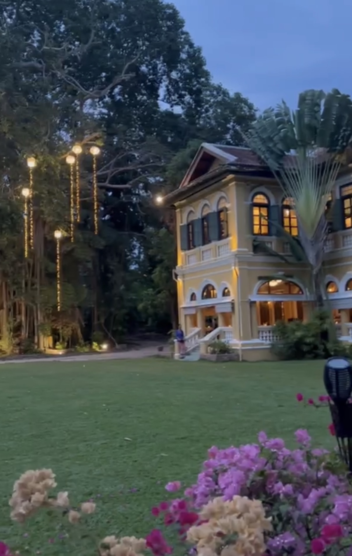 Kolonialna rezydencja z ogrodem