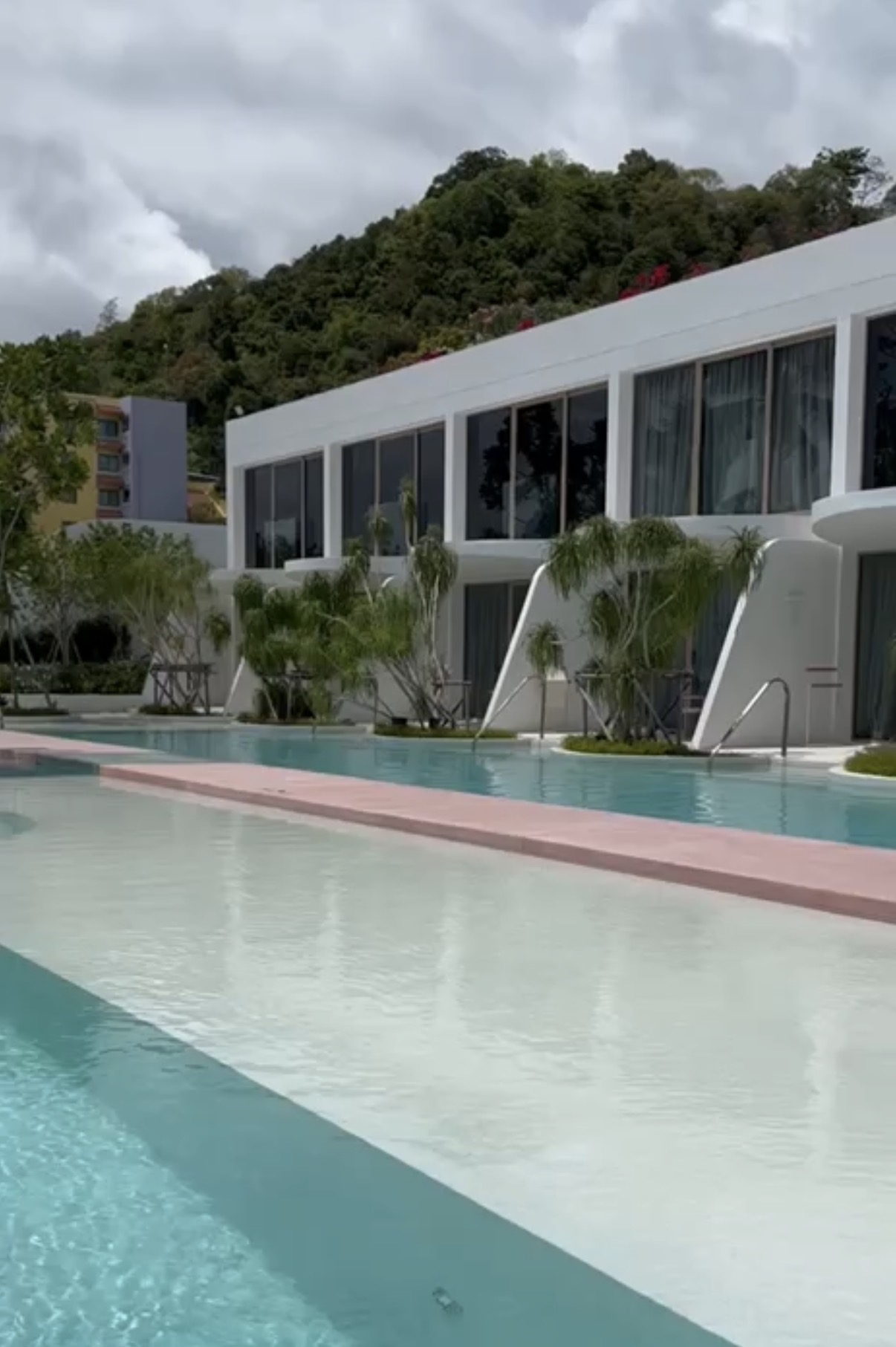 Resort z basenem i górami