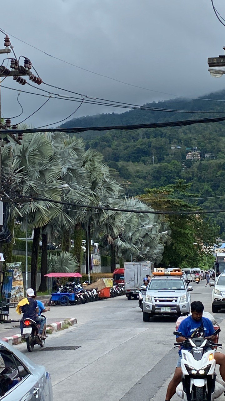 Ulica z górami w tle