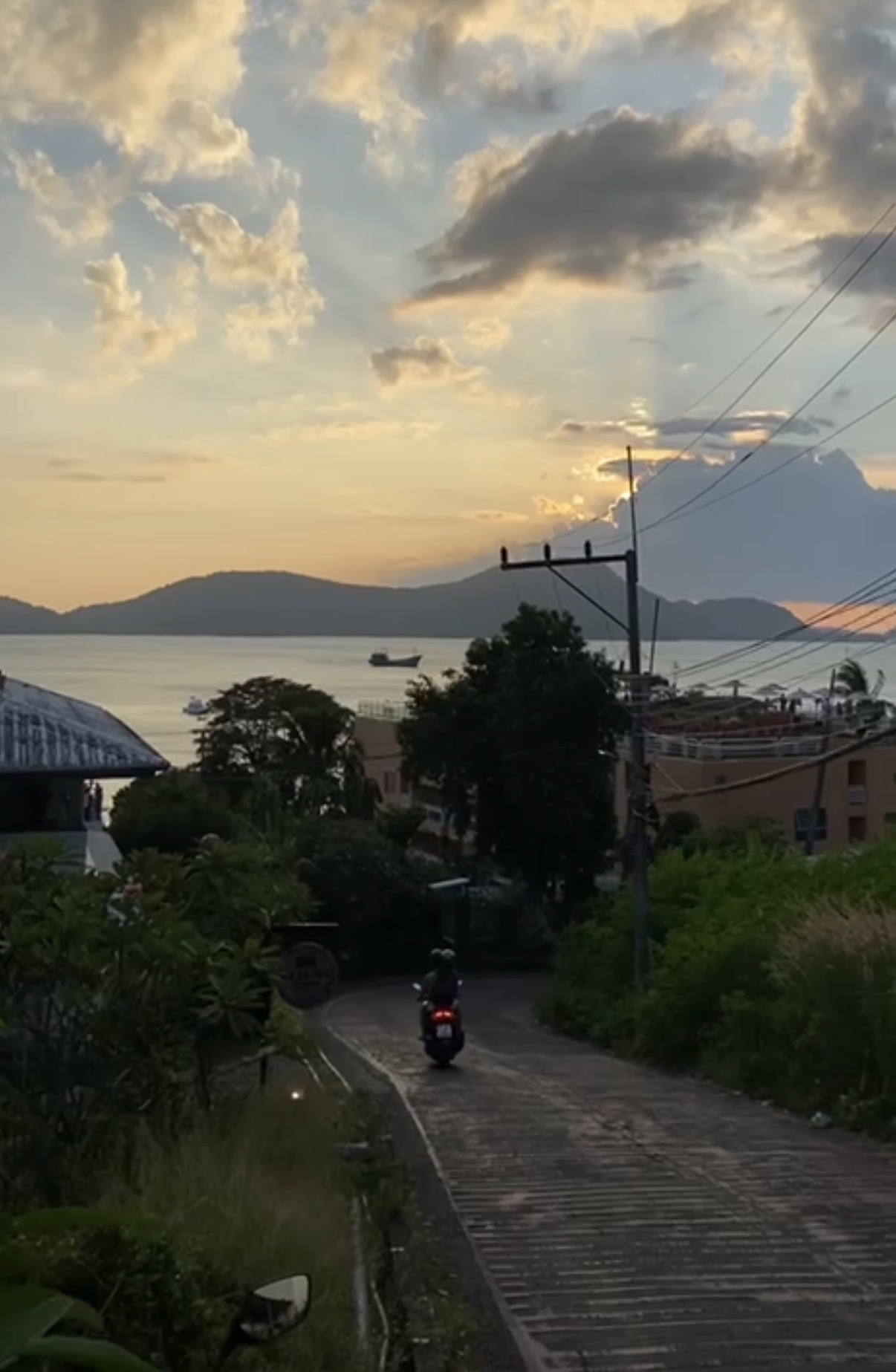 Droga o zachodzie słońca